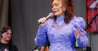 Loretta Lynn’s Family Endorses Petition To Rename Park After Her