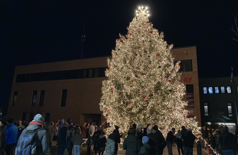 City Of Findlay Christmas Tree Lights Up 100.5 WKXA