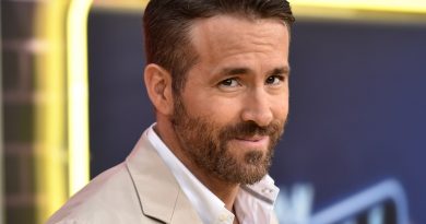 Ryan Reynolds Addresses Rumor He’ll Host 2025 Oscars With Hugh Jackman